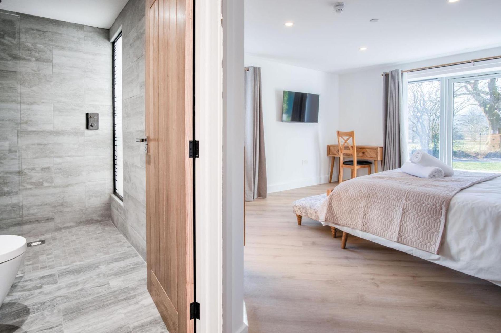 Suite 9 - Sleeping Giant Hotel - Pen Y Cae Inn เบรคอน ภายนอก รูปภาพ